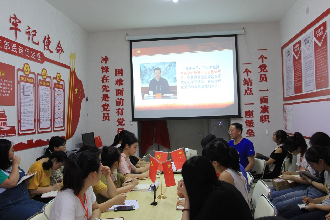 图为李景军老师授课